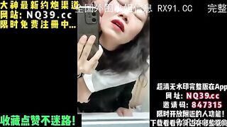 Thấy mẹ vợ xinh đẹp đg tô son trong nhà vệ sinh liều mình vào bú lồn mẹ đụ bắn ngập l