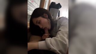Em bảo ngại mà lúc anh cởi quần em nhanh miệng ngậm cặc bú lấy bú để mân mê