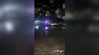 giữa công viên mà bé học sinh lôi ra bú như chốn không người