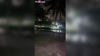 giữa công viên mà bé học sinh lôi ra bú như chốn không người