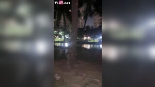giữa công viên mà bé học sinh lôi ra bú như chốn không người