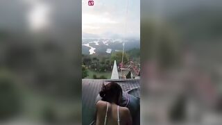 ngày nghỉ đưa bé học sinh đi ngắm bình minh ở một nơi xa