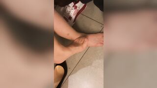 bé học sinh bú cu anh trong phòng thay đồ của shop quần áo