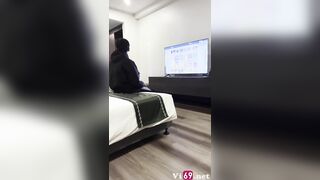 Đi học về em gái kính cận mặc đồng phục lao vào vòng tay anh