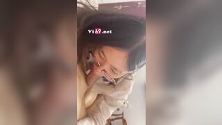 Em teen kính cận trong bộ đồ công sở