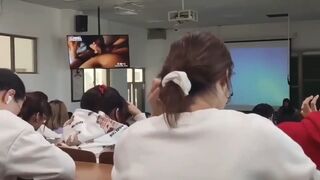 Thầy giáo phát nhầm phim sex trong lớp học ở Trung Quốc