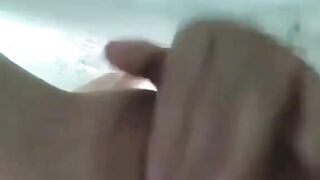 Học sinh thủ dâm lén lút trong chăn