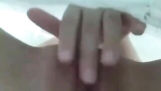 Học sinh thủ dâm lén lút trong chăn