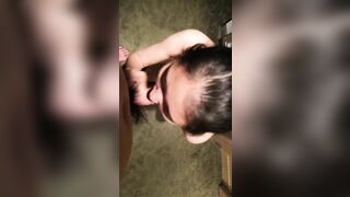 bố mẹ vắng nhà anh trai bắt em học sinh gái bú cu trước gương