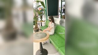 bé học sinh lớp 12 tập tành khoe hàng ở tttm