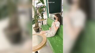 bé học sinh lớp 12 tập tành khoe hàng ở tttm