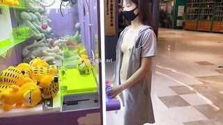 bé học sinh lớp 12 tập tành khoe hàng ở tttm - phần 2