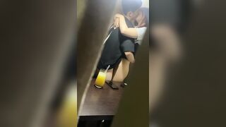 cặp đôi hôn hít móc cua cho nhau trong quán nước