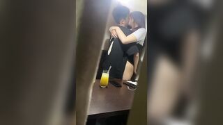 cặp đôi hôn hít móc cua cho nhau trong quán nước
