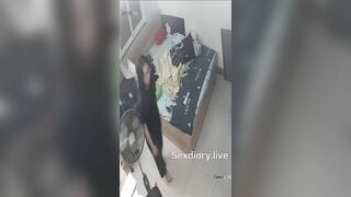Hack cam vô tình bắt gặp em sinh viên mới đi học về vừa xem sex vừa thủ dâm cho sướng