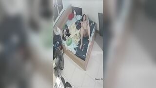 Hack cam vô tình bắt gặp em sinh viên mới đi học về vừa xem sex vừa thủ dâm cho sướng