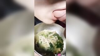 Độc lạ em gái ăn mì còn lấy chim anh chấm vô nước mút
