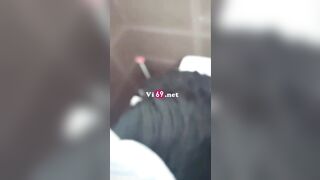 Được cô bạn bú mút trong wc trường học