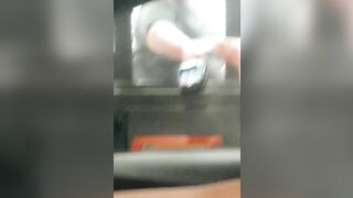 Cô gái để ngực trần lái xe đi mua đồ