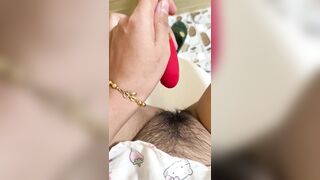 học sinh mới lớn tập tành thủ dâm bằng máy rung trong nhà tắm