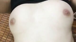 cặp vú to tròn của em học sinh mới lớn tập tành thủ dâm