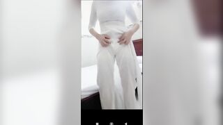 Con bạn thân cho xem mu lồn mông bự sau bộ áo dài
