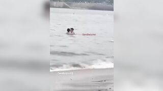 2 ông bà già, địt nhau giữa biển