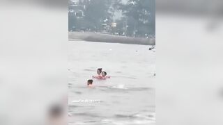 2 ông bà già, địt nhau giữa biển