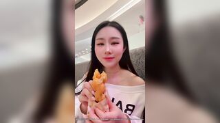 thằng bạn số hưởng được bạn thân bú cu cho trong quán cafe