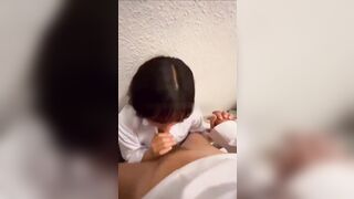 ra chơi được cô bạn thân bú cu trong wc