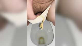 Thanh niên nhét nguyên ống cao su vô lỗ cặc cho ghỉ nước đái luôn phê vãi