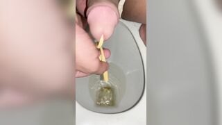 Thanh niên nhét nguyên ống cao su vô lỗ cặc cho ghỉ nước đái luôn phê vãi