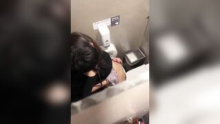 quay lén hai em học sinh địt nhau trong nhà vệ sinh công cộng