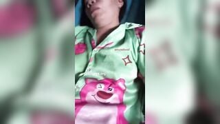 Thấy mẹ vợ ngủ gật, thằng con rể đến gần thủ dâm