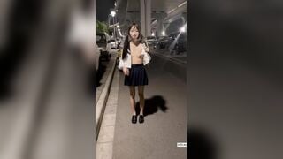 Em học sinh mình dây đi khoe hàng ngoài đường hàng non mới lớn dâm đãng