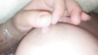Ngủ cùng cô bạn thân lén vô mền mò vú