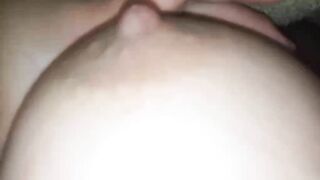 Ngủ cùng cô bạn thân lén vô mền mò vú