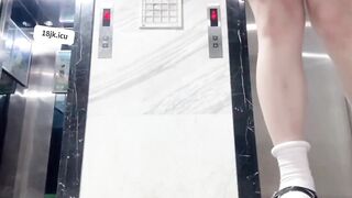 Em học sinh hàng ngon ra thang máy thủ dâm kích thích gạ trai địt nhau