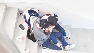 đôi học sinh lớp 10 móc bím cho nhau ở cầu thang