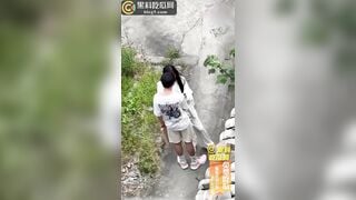 cặp đôi học sinh xem hàng nhau giữa đường