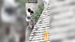 cặp đôi học sinh xem hàng nhau giữa đường