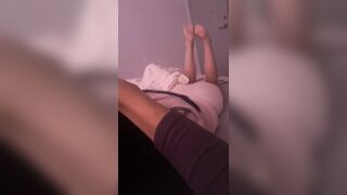 sang nhà bé học sinh chơi khi bố mẹ em vắng nhà