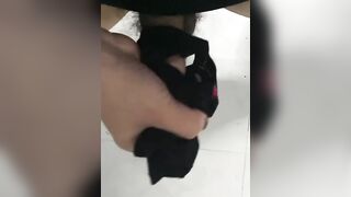 Sục cu bằng quần lót của chị gái siêu xinh ở cạnh phòng