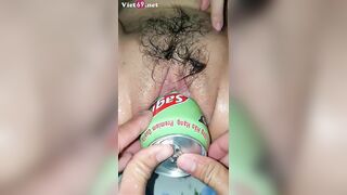 Nhét lon nước trà bí đao vào lồn em người yêu