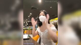 2 chị em đi mua sắm mà nó lạ lắm, toàn thấy vú vs lồn không à.