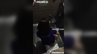 Siêu phẩm em nhân viên công ty tài chính mông tròn ngồi đái