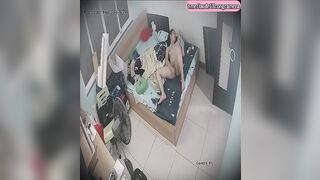 Em trần truồng nằm nghịch bím
