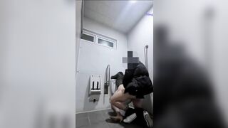 Em gái say rượu ngủ trong nhà vệ sinh bị người lạ địt cho tê lồn