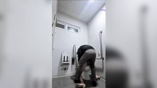 Em gái say rượu ngủ trong nhà vệ sinh bị người lạ địt cho tê lồn