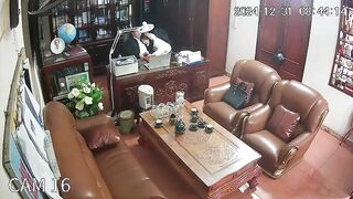 Quản lý trường dẫn gái vào văn phòng địt nhau dâm đãng